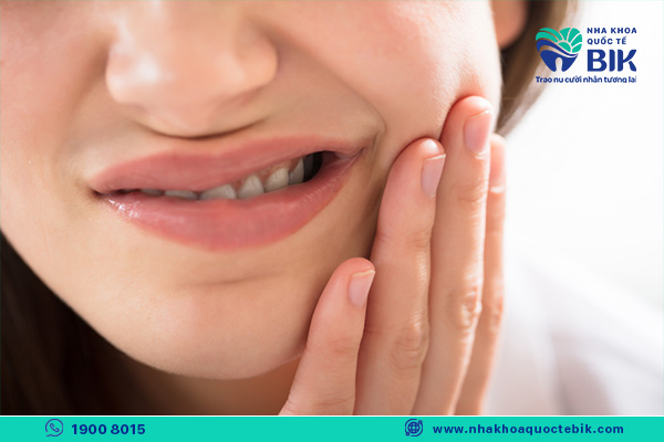 triệu chứng ê buốt răng sau khi bọc răng sứ